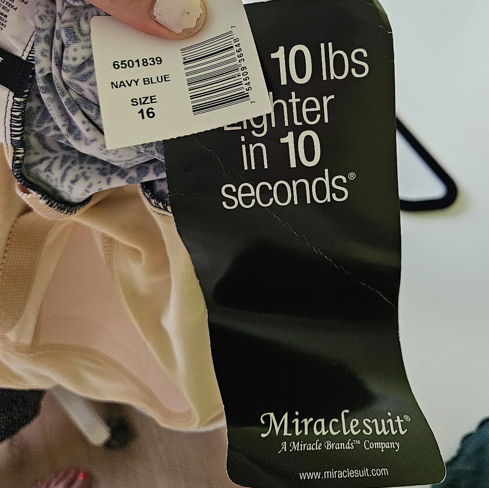 NWT Miraclesuit Plus Size Floral One Piece Bathing Suit Size 16 - Picture 5 of 6